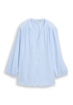 Jasnoniebieska bluzka z białymi pionowymi paskami, z długimi rękawami, dekoltem w serek z trzema guzikami i marszczonymi mankietami, ułożona płasko na białym tle.