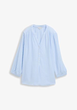 Hellblaue Bluse mit weißen vertikalen Streifen, langen Ärmeln, V-Ausschnitt mit drei Knöpfen und gerafften Manschetten, flach auf weißem Hintergrund ausgebreitet.