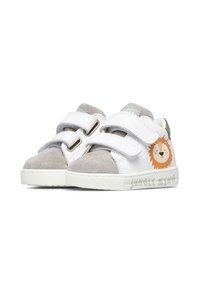 Weiße und graue Kindersneaker aus Wildleder und Leder mit Klettverschluss und einem Löwengrafik auf der Seite. Der Text lautet "Dschungelkönig."