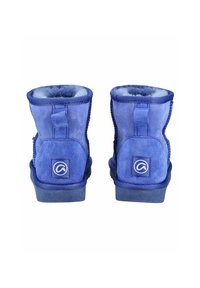 Blaue Wildleder-Ankelboots mit einer weichen Schurwollfütterung, flachen Gummisohlen und einem Logo-Patch an der Ferse. Mit einer Zuglasche für einfaches Anziehen.