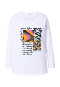 Weißes Langarm-T-Shirt mit einem grafischen Druck von abstrakten Formen in Pink, Gelb, Grün und Schwarz sowie verschiedenen Textelementen.