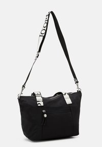 Borsa a spalla nera in nylon con tracolla regolabile bianca a contrasto, chiusura con zip superiore e tasca frontale con zip. Texture liscia, design funzionale.