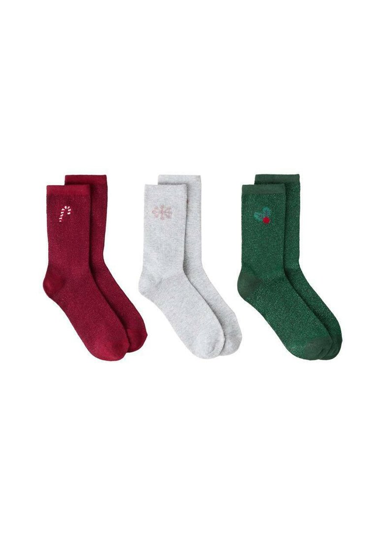 Satz von drei urlaubsbezogenen Socken: burgunderrot mit einem Zuckerstangenmuster, hellgrau mit einer Schneeflocke und grün mit einem Stechpalmenmotiv.