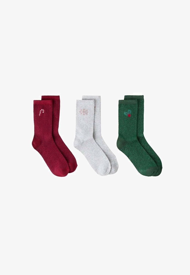 Satz von drei urlaubsbezogenen Socken: burgunderrot mit einem Zuckerstangenmuster, hellgrau mit einer Schneeflocke und grün mit einem Stechpalmenmotiv.