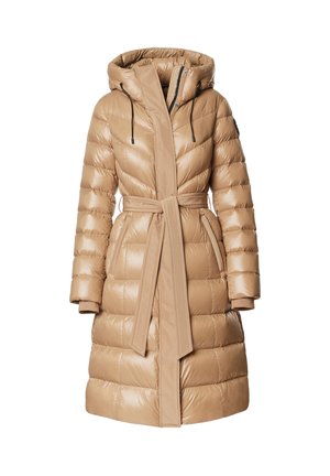 Kurtka puchowa do kolan w jasnym odcieniu brązu, z kapturem, paskiem w talii i poziomym pikowaniem. Wykonana z błyszczącego materiału o gładkiej fakturze.