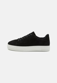 Czarne zamszowe sneakersy z białą gumową podeszwą, okrągłym czubkiem i czarnymi sznurowadłami. Gładka tekstura o minimalistycznym designie i bez widocznych wzorów.