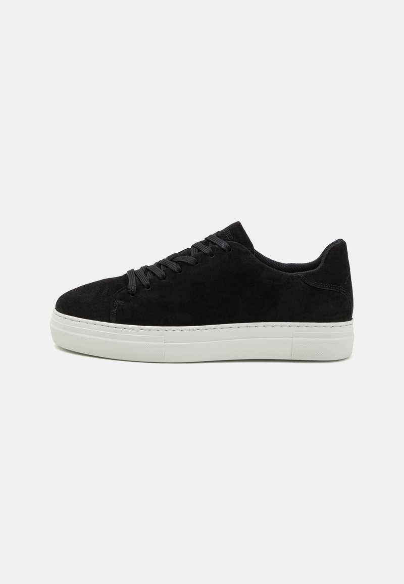 Czarne zamszowe sneakersy z białą gumową podeszwą, okrągłym czubkiem i czarnymi sznurowadłami. Gładka tekstura o minimalistycznym designie i bez widocznych wzorów.