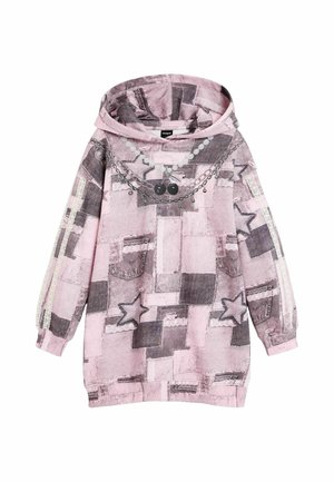 Różowa sukienka-bluza z kapturem z wzorami patchwork i gwiazd, nadrukowany wzór łańcucha i naszyjnika z wisienkami z przodu.