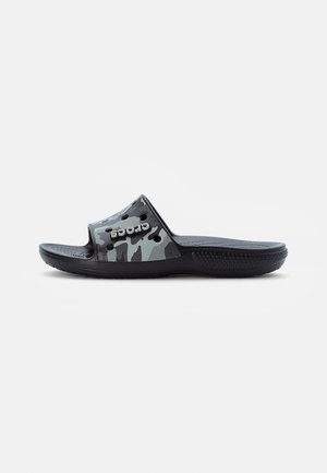 Czarno-szare kamuflażowe sandały Crocs typu slide z perforowanym paskiem i wyściełaną podeszwą, pokazane z boku na białym tle.