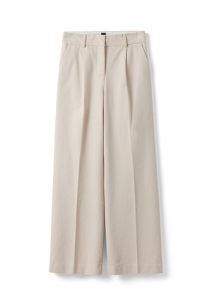 Pantaloni beige a gamba larga con passanti per cintura, pieghe frontali e tasche laterali, mostrati distesi su uno sfondo bianco.