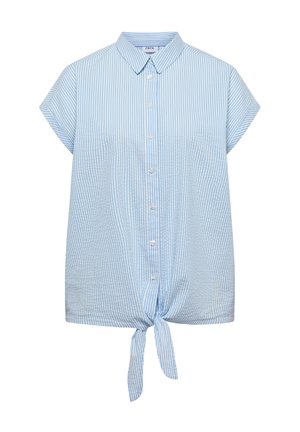 Blusa de manga corta con rayas verticales en azul claro y blanco, con botones en la parte delantera y un nudo atado en el dobladillo.