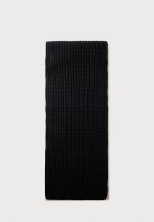 Sort strikket tørklæde med ribbet struktur vist fladt mod en neutral baggrund.