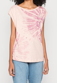 Lichtroze katoenen T-shirt met korte opgerolde mouwen en abstract roze patroon. Relaxte pasvorm, ronde halslijn, zachte textuur.