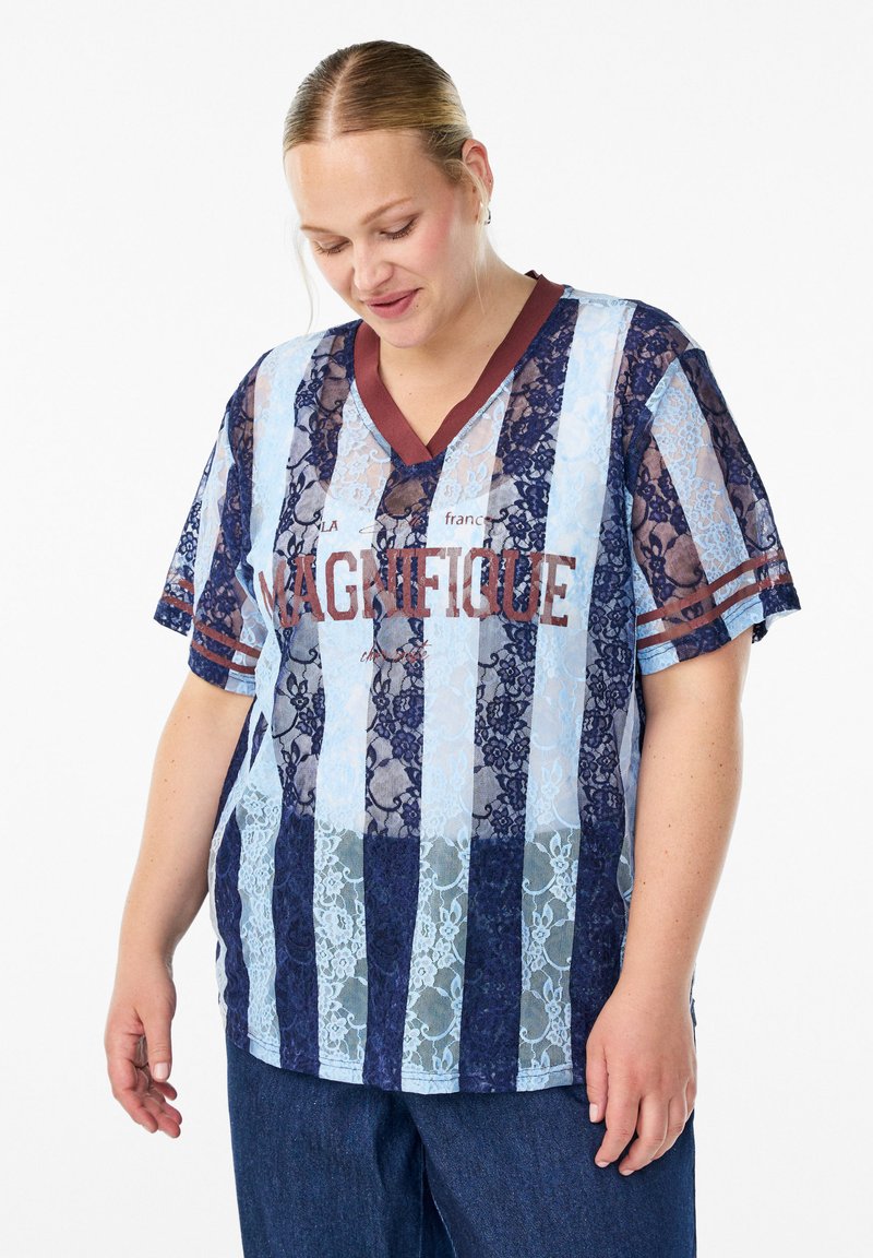 Gestreiftes T-Shirt aus Spitze in Blau und Marine, mit einem V-Ausschnitt, kurzen Ärmeln und einem burgunderfarbenen "MAGNIFIQUE"-Textdetails auf der Vorderseite.