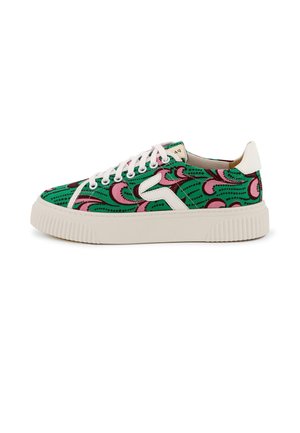 Sneaker basse con lacci, suola spessa bianca e motivo a vortice astratto verde, rosa e nero sulla tomaia.