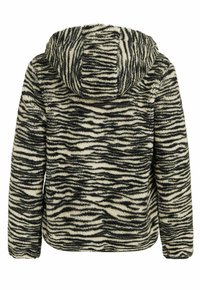 Zebra-gepatroonneerde fleecejack met een capuchon, voorzien van een zachte textuur, zwart en crème kleurenschema, en lange mouwen.