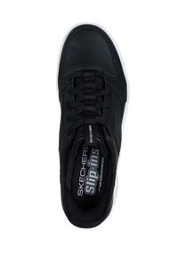 Sneaker in pelle nera con una texture liscia, dotato di lacci elasticizzati e una suola in gomma bianca. Logo stampato e branding "slip-ins" visibili.