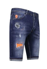 Donkerblauwe denim shorts met slijtage, rafelige zomen, oranje accenten en een doodskopdetail op de voork pocket.