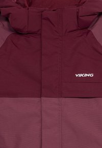 Giacca imbottita color marsala e rosso scuro con zip e logo bianco "VIKING" sulla tasca del petto.