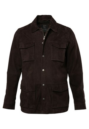 Veste en cuir suede marron avec un col, fermeture éclair frontale et quatre poches plaquées. Fini texturé et accents de boutons-pression sur les poches.