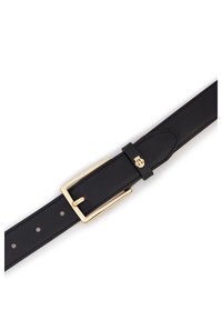 Ceinture en cuir noir avec une boucle rectangulaire dorée, présentant des trous régulièrement espacés et un petit logo près de la boucle. Texture lisse.