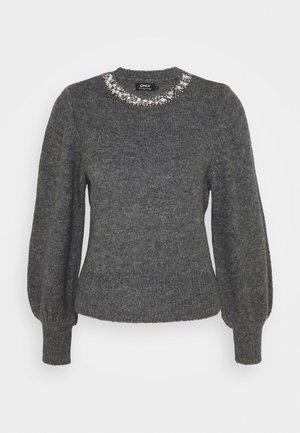 Ciemnoszary dziergany sweter z pękatymi długimi rękawami oraz ozdobą przy dekolcie z perełek i cyrkonii.