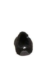Zwarte, fluffy, textiele slipper met een afgeronde achterkant en een gestructureerde rubberen zool. Het interieur heeft een zachte voering voor comfort. Geen zichtbare branding.