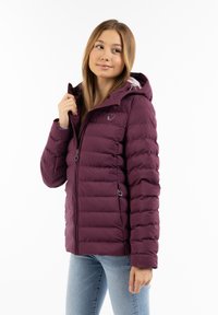 Jachetă puffer de un violet închis, cu glugă, având un fermoar frontal, model matlasat orizontal și buzunare laterale. Accentuata cu un logo.
