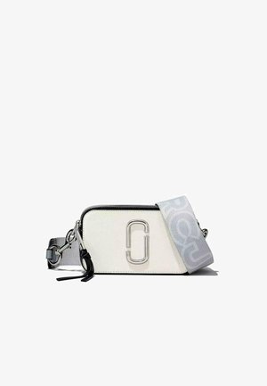 Bolso cruzado rectángulo blanco con logo doble-J plateado, cremallera negra y amplia correa gris con texto en relieve.