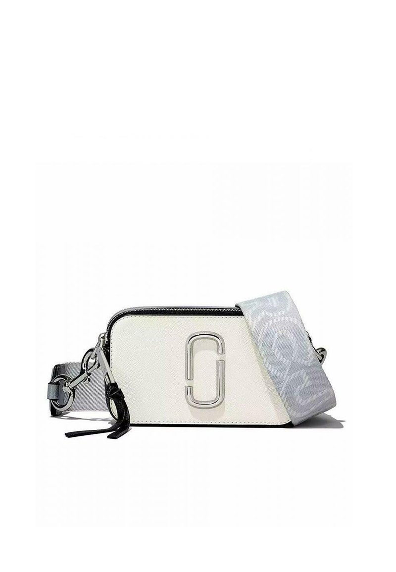 Bolsa retangular branca de ombro com logo duplo-J prateado, fecho éclair preto e alça larga cinza com texto em relevo.