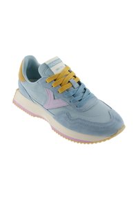 Lichtblauwe sneaker met een paarse zijlogo, ongelijke gele en blauwe veters, beige zool met roze streep en een gele hieltab.