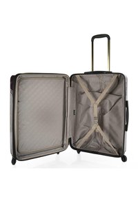 Maleta de carcasa dura con un diseño floral, exterior negro, mango retráctil dorado y un interior gris que cuenta con correas en cruz y un compartimento plano.