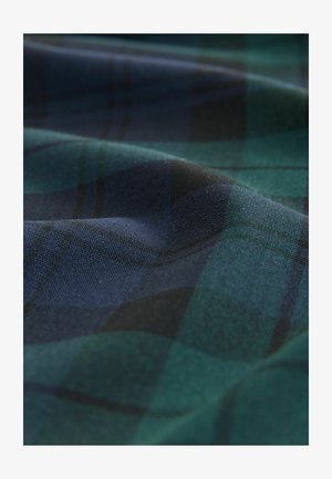 Dunkelkarierter Stoff mit grünen, schwarzen und marineblauen Farben, der eine glatte Textur und einen soften Fall aufweist und ein klassisches Karomuster zeigt.