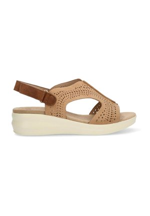Sandalia de mujer de ante en color beige con diseño perforado, correa ajustable en el tobillo, plantilla acolchada y suela de cuña en color claro.