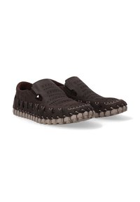 Braune Leder-Slipper mit perforiertem Design, dicken genähten Kanten und flexibler Gummisohle. Die strukturierte Oberfläche verbessert den Grip.