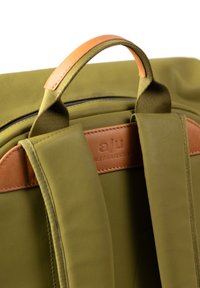 Zaino verde oliva con una texture liscia, dotato di dettagli in pelle marrone, spallacci imbottiti e una patch in pelle con il marchio.