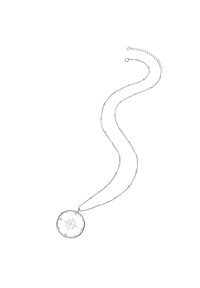 Ezüst nyaklánc kör alakú medállal, amely iránytű mintával és gravírozott irányjelzőkkel rendelkezik, finom lánccal, kerek díszítésekkel.