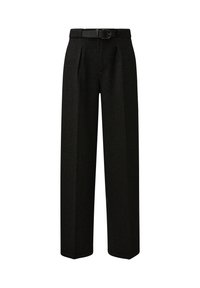 Zwarte wijde broek van gestructureerde stof, met voorplooien en een zwarte riem met een metalen gesp.