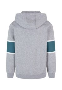 Sudadera gris con capucha ajustable, que presenta acentos a rayas en turquesa y blanco en las mangas, hecha de una tela suave y texturizada.