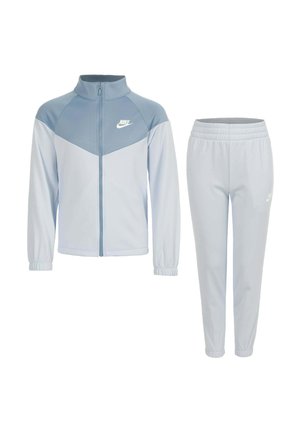 Hellblauer und grauer Nike Trainingsanzug mit Reißverschlussjacke und Hose mit elastischem Bund, beide mit weißen Nike-Logos auf der linken Seite.