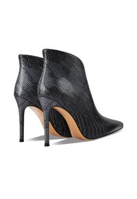 Stivaletti alla caviglia neri con motivo a serpente, punta affusolata e alto tacco a stiletto. Texture liscia con dettagli di cerniera laterale.