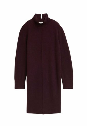 Robe pull longue en tricot violet foncé avec un col haut et une fente sur le devant. Comprend des manches longues et des poignets côtelés, fabriquée en matériau doux.