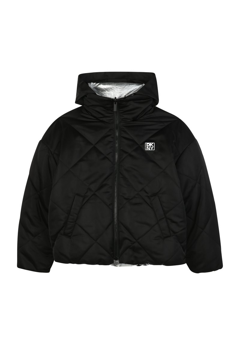 Czarna pikowana kurtka puchowa z kapturem, z metaliczną podszewką i małym logo na piersi. Zapięcie na zamek i kieszenie boczne.