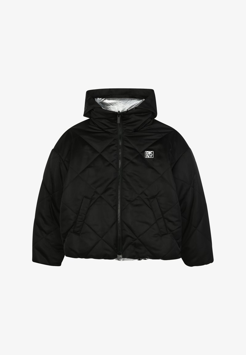 Giubbotto imbottito trapuntato nero con cappuccio, dotato di un rivestimento argento e un piccolo logo sul petto. Chiusura con zip e tasche laterali.