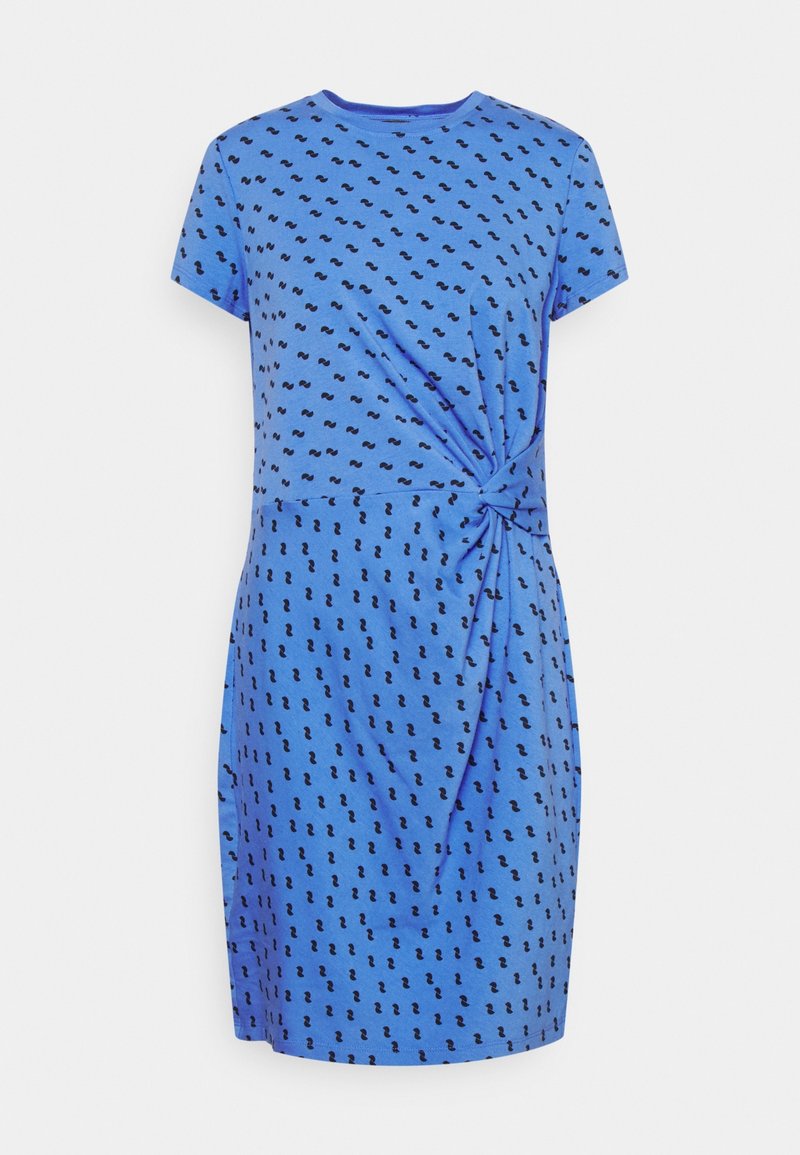 Robe bleue à manches courtes avec un petit motif abstrait de points noirs et un détail de nœud sur le côté créant un effet de tissu froncé.