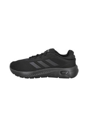Zapatilla de running negra de Adidas con parte superior de malla, tres rayas en el costado, cordones y suela acolchada Cloudfoam Comfort.