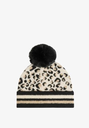Cappello invernale lavorato a maglia con stampa leopardata beige e nera, polsino a strisce nere e beige, e grande pom-pom nero sulla cima.