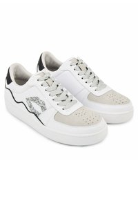 Baskets en cuir blanc avec des accents en daim gris, des languettes de talon noires, un détail de logo argenté et un design de pointe perforée. Elles présentent des lacets gris et des semelles en caoutchouc.