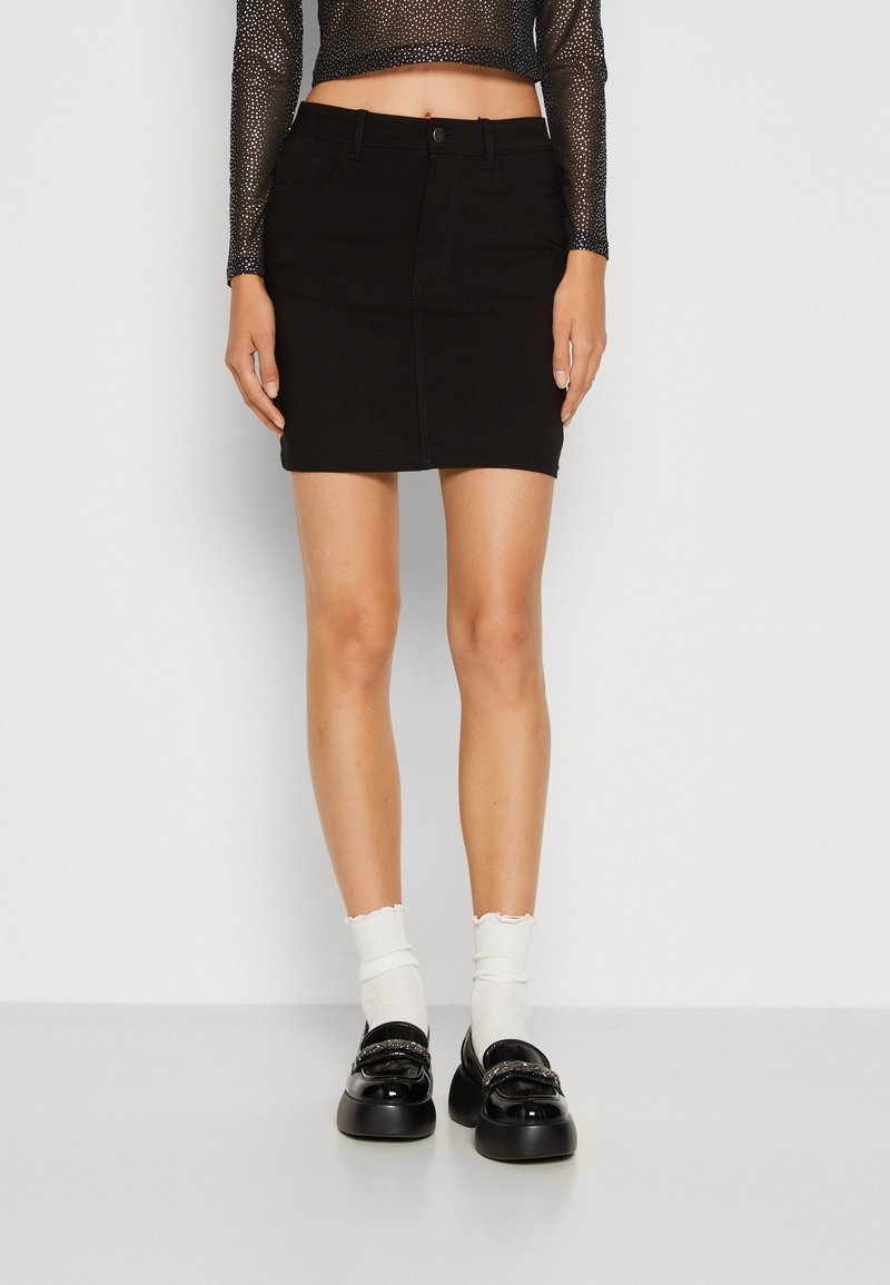 Pieces PCSKIN SLIM SHORT SKIRT Mini skirt black Zalando.de