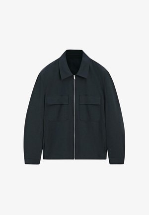 Giacca blu navy scuro con zip, colletto a punta e due tasche frontali sul petto con patta, mostrata su sfondo bianco.